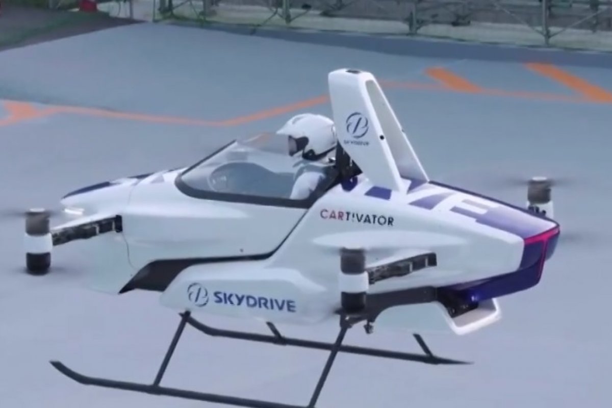 Carro voador faz teste de voo no Japão
