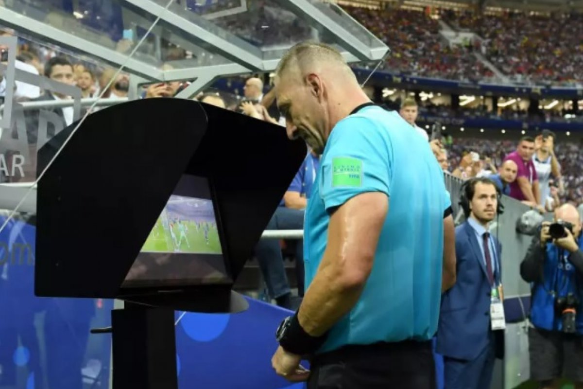 Pausas em jogos para consulta do VAR crescem 68% no Brasileirão 2020