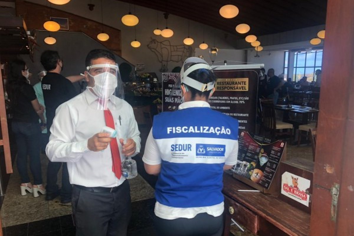 Em ação de fiscalização, Sedur interdita sete estabelecimentos e uma barraca em Salvador