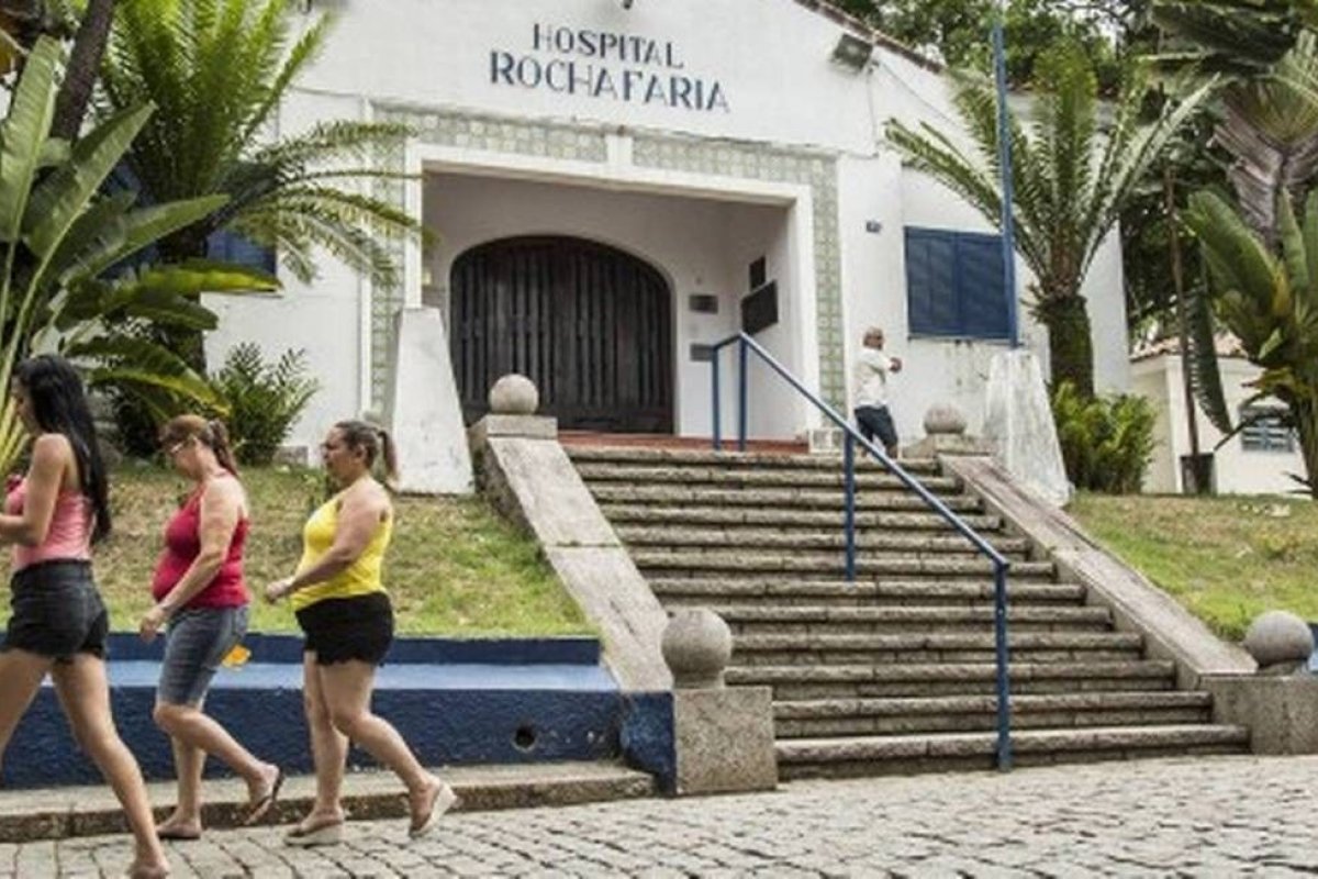 Funcionários da prefeitura do RJ fazem plantão na porta de hospitais para impedir acesso de pessoas à informação