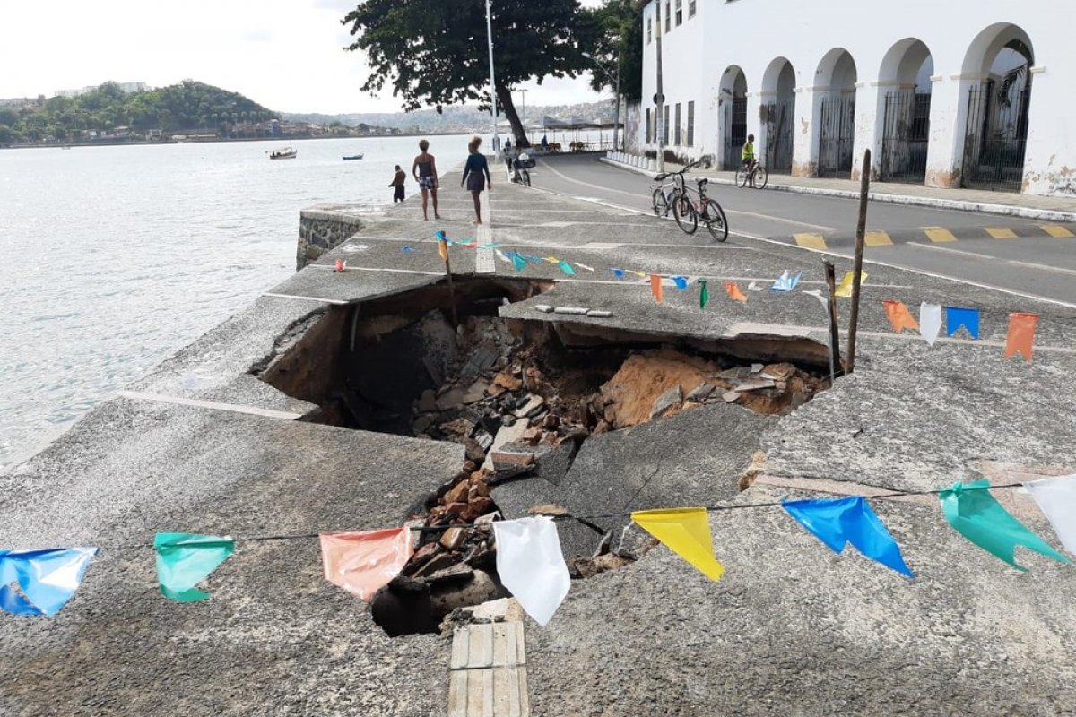 Calçada cede na orla da Ribeira, em Salvador