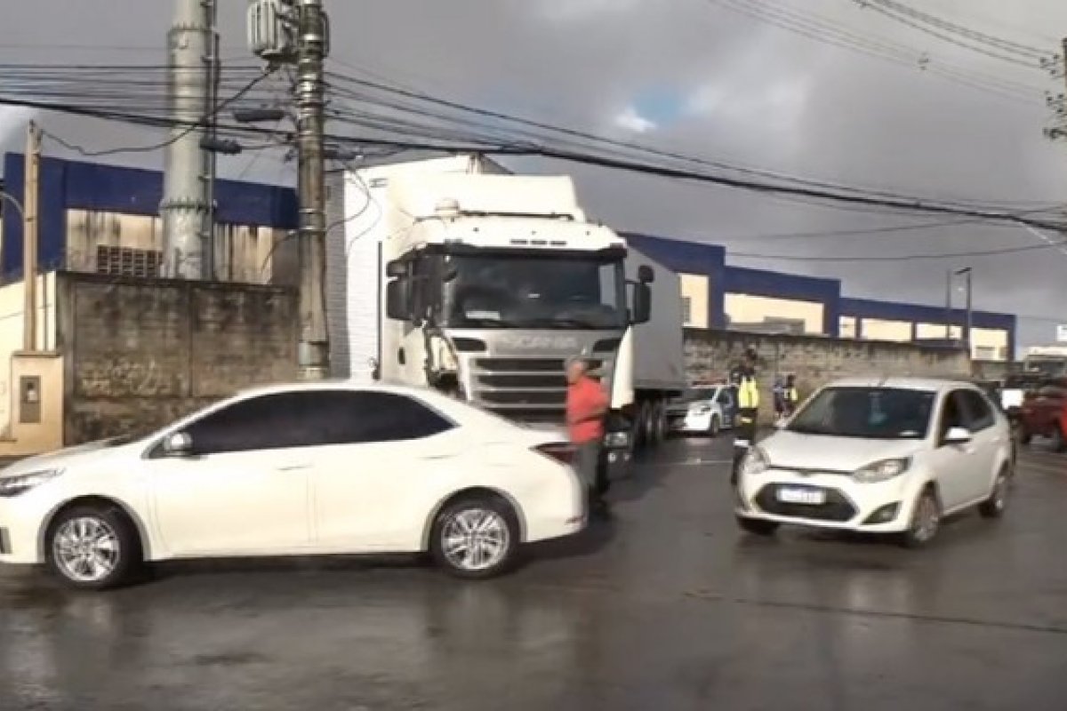 Carreta colide em poste e trânsito é alterado na Avenida Aliomar Baleeiro, em Salvador