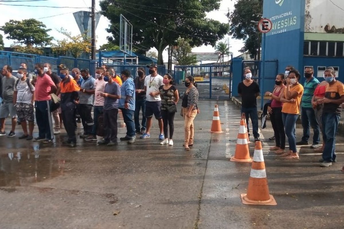 Trabalhadores do ferry-boat realizam protesto na porta do terminal, em Salvador