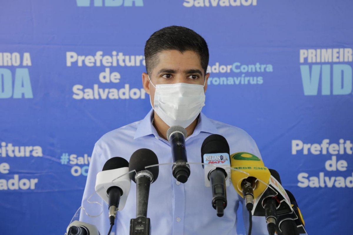 Neto adianta possibilidade de retorno das aulas para outubro