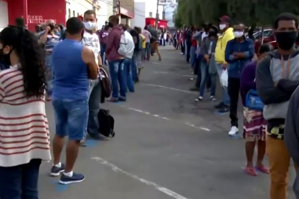 Beneficiários fazem longa fila para sacar auxílio emergencial em Vitória da Conquista