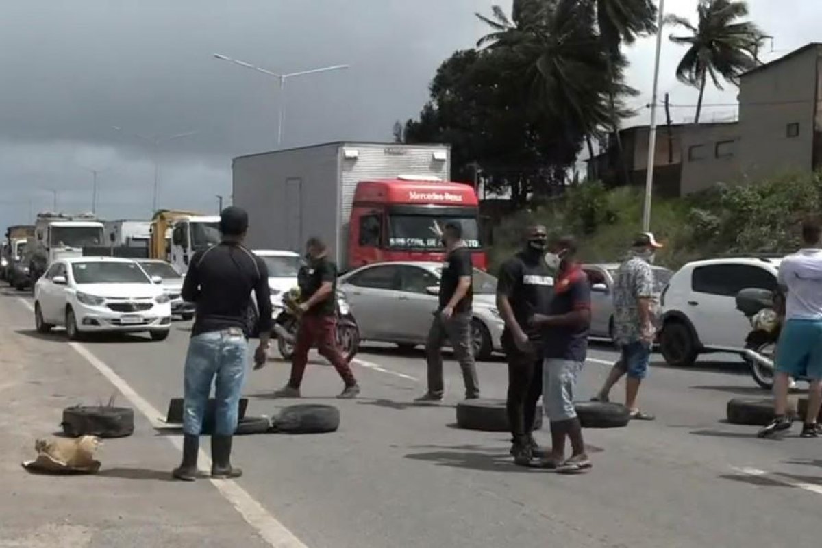 Moradores de Águas Claras fazem protesto na BR-324 contra medidas restritivas