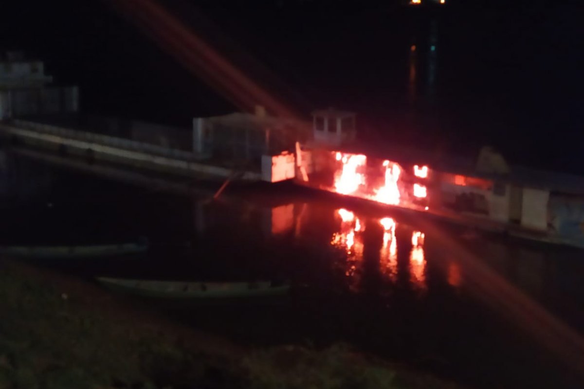 Embarcação pega fogo às margens do rio São Francisco, em Ibotirama