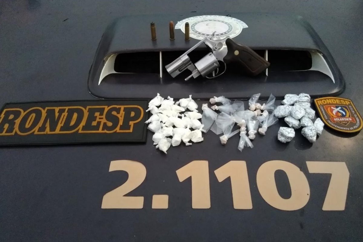 Dois homens são presos com armas e drogas em Salvador