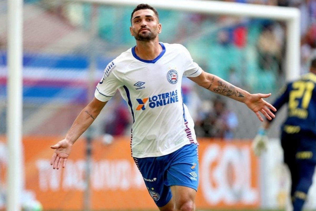 Grêmio faz oferta por Gilberto e quer incluir Juninho Capixaba na negociação
