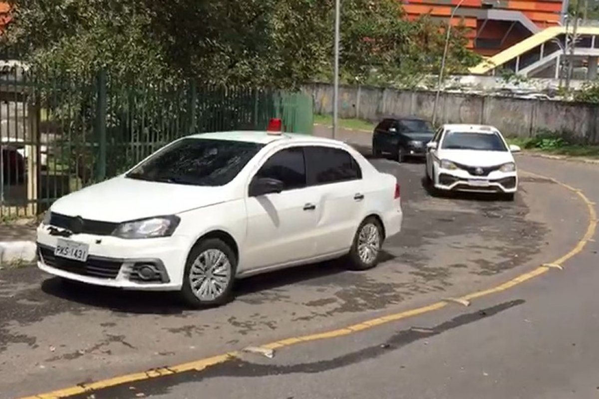 Operação Rastreamento prende homem com táxi roubado em Salvador