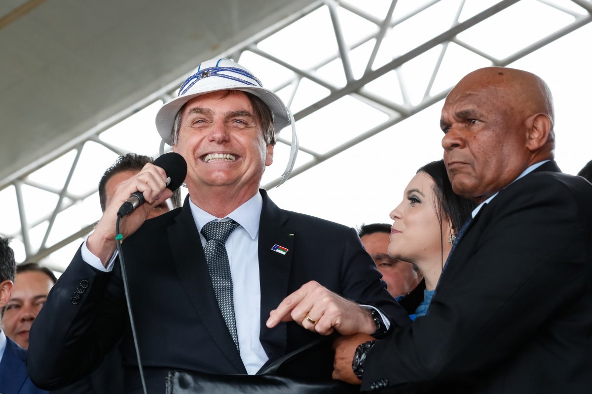 Bolsonaro participa da inauguração do aeroporto em Conquista e fala sobre polêmica envolvendo nordestinos