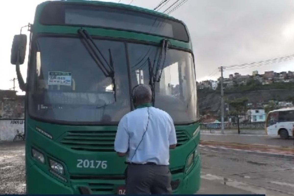 Ônibus é assaltado por dupla armada em Salvador