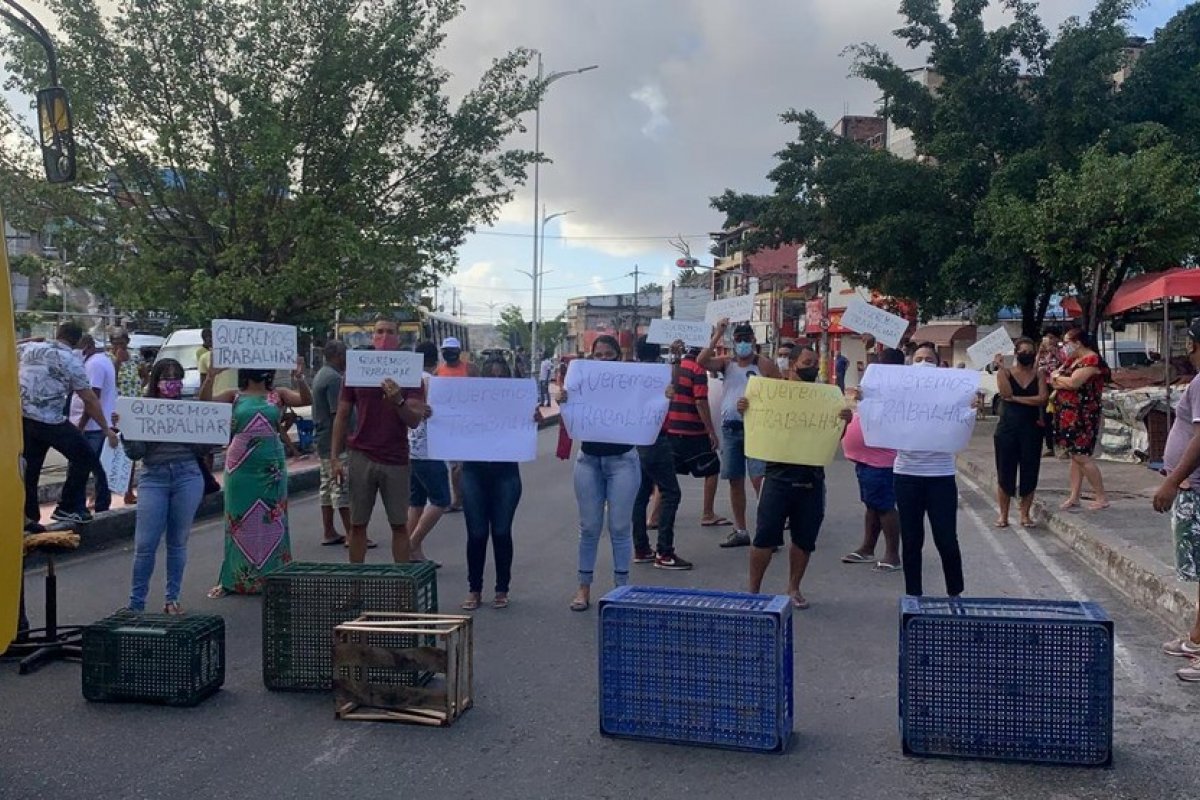 Moradores e comerciantes de Plataforma fazem protesto contra restrições no bairro