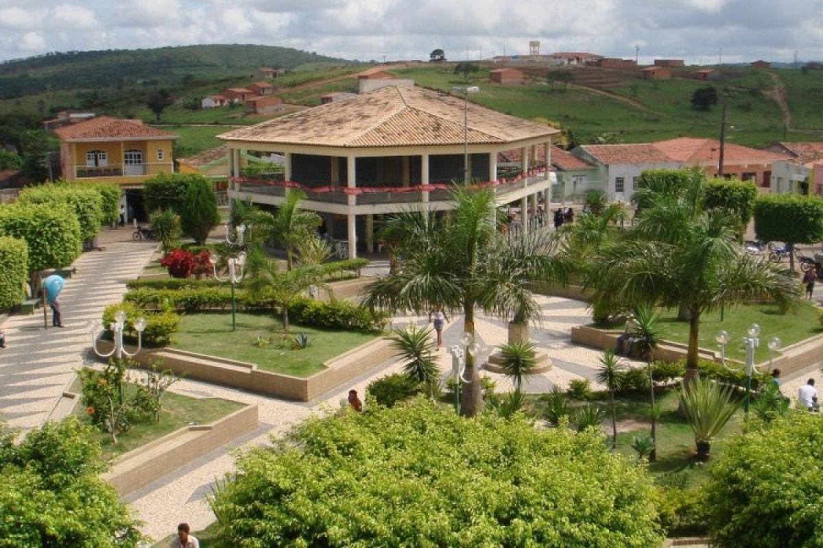 Justiça determina que prefeito de Mirangaba pare de se autopromover por meio da distribuição gratuita de cestas básicas