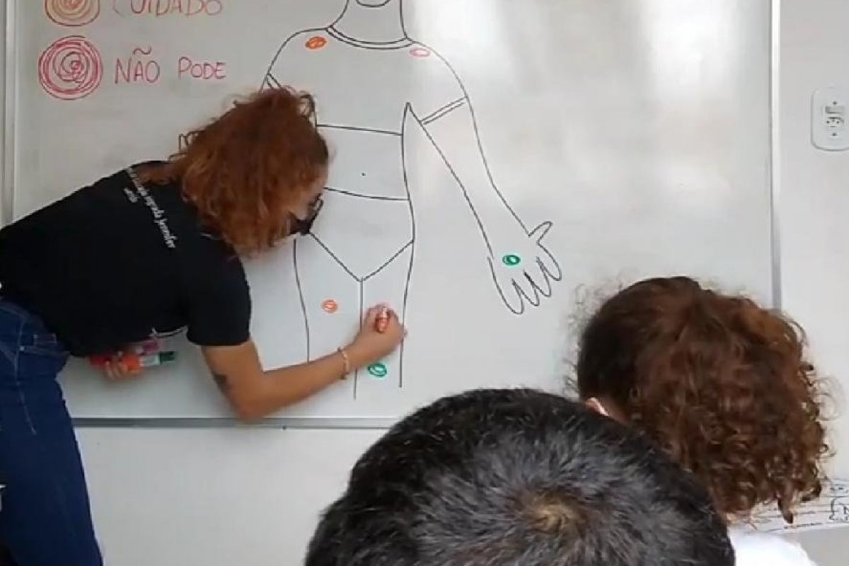 Vídeo: Em aula, professora ensina crianças a se protegerem de abusadores