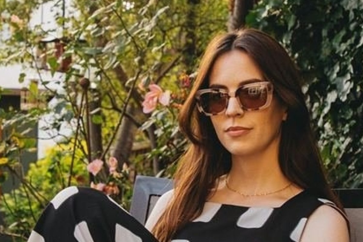 Irmã de Harry Styles apresenta nova coleção de óculos inspirada nos anos 1970