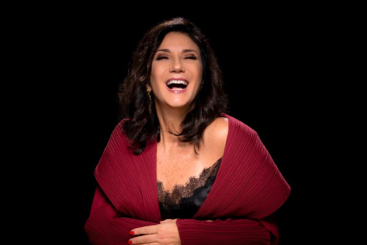 Zizi Possi faz única apresentação em Salvador