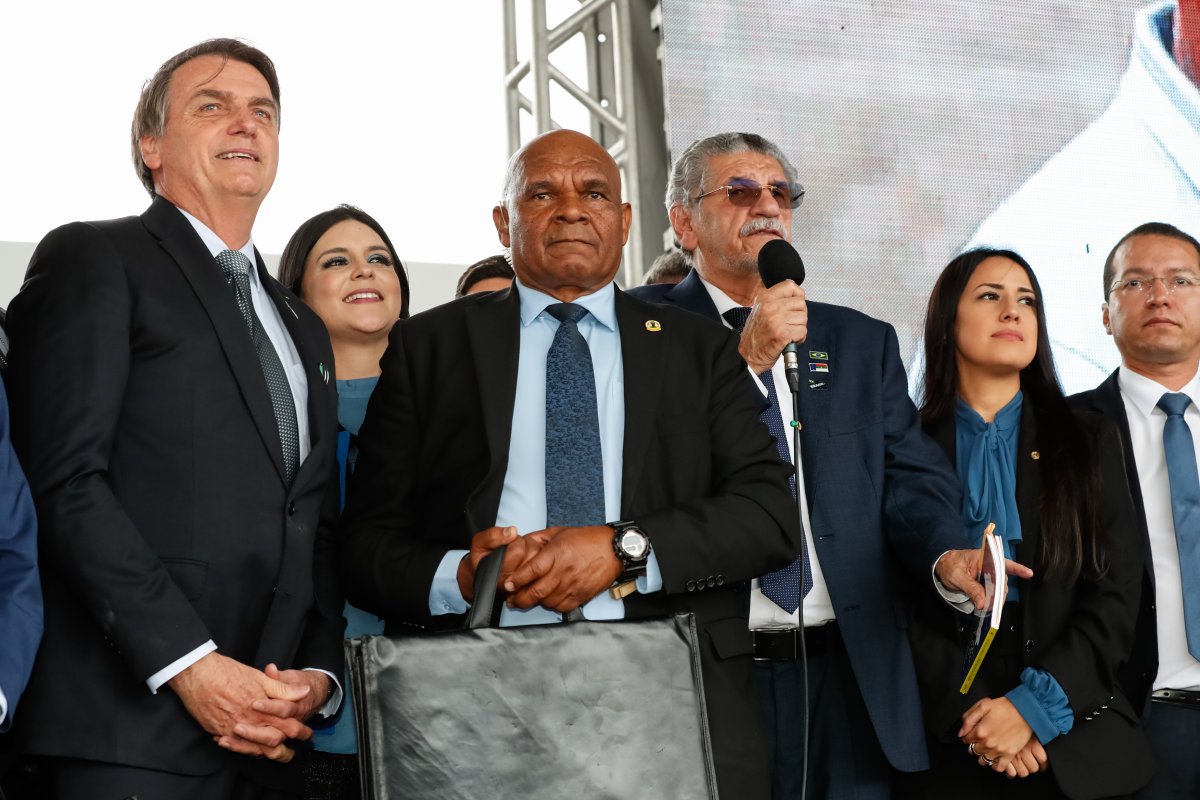 Prefeito de Vitória da Conquista comemora inauguração do Aeroporto Glauber Rocha