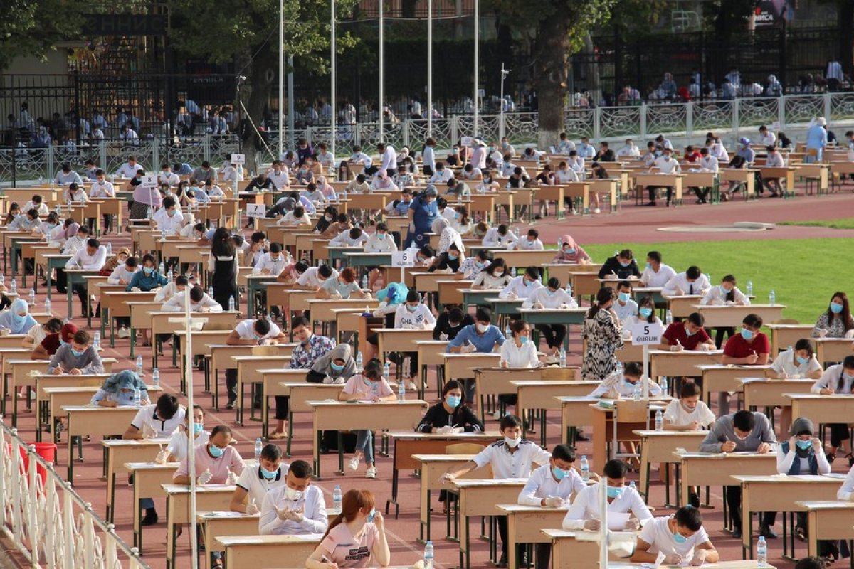 Mais de um milhão de alunos realizam vestibular ao ar livre no Uzbequistão 