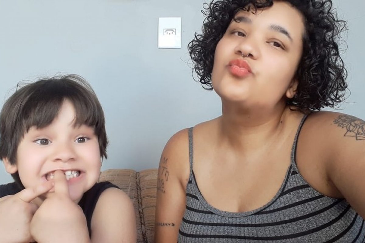 Mãe do menino que escreveu "é verdade esse bilete" faz tatuagem do meme no braço