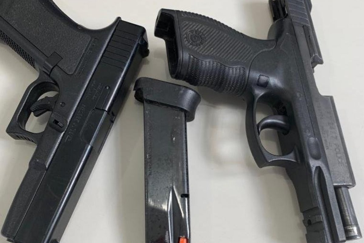 Pistola roubada de policial é recuperada em residência no bairro de Cosme de Farias