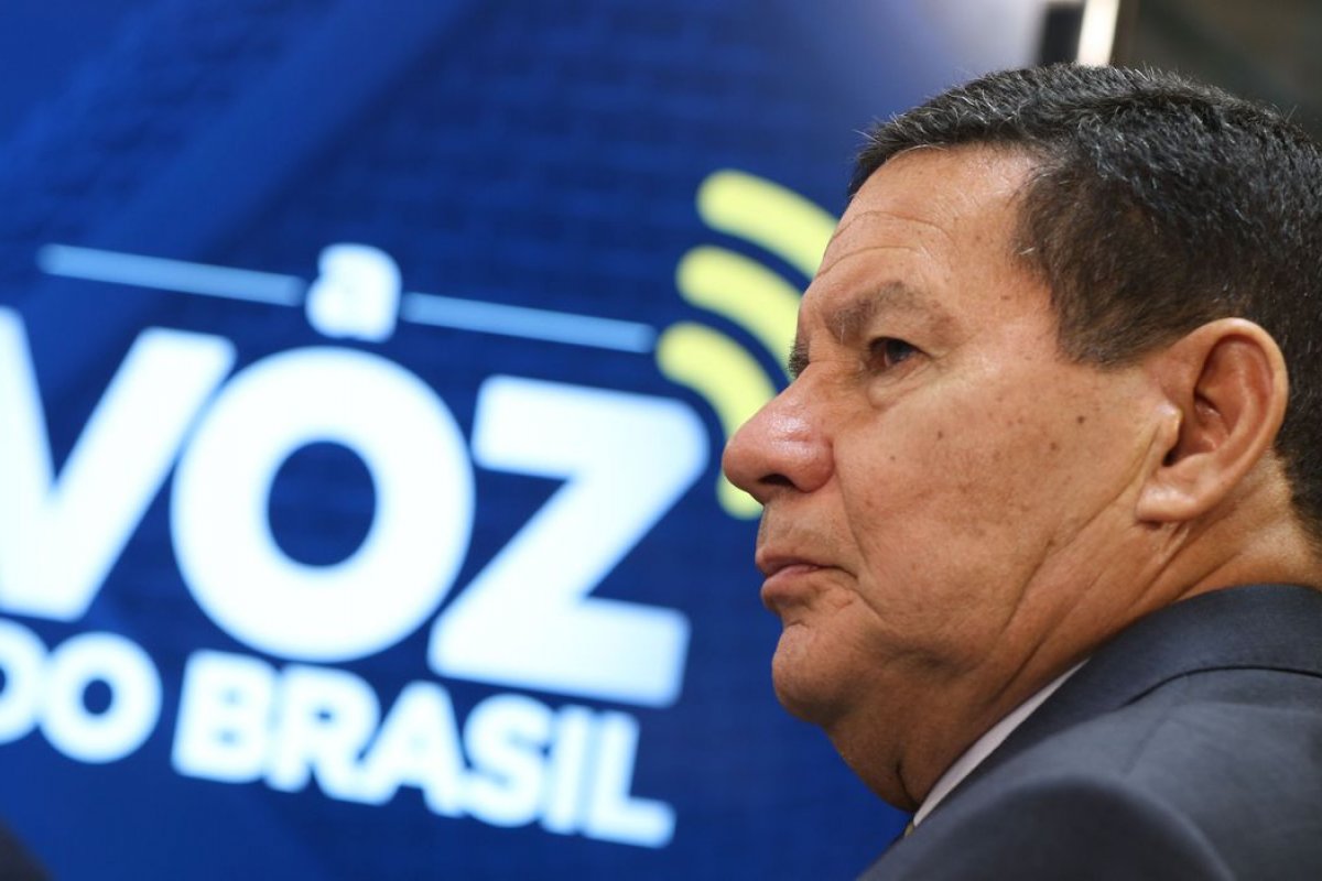 Recursos para combater queimadas estão garantidos até novembro, garante Mourão