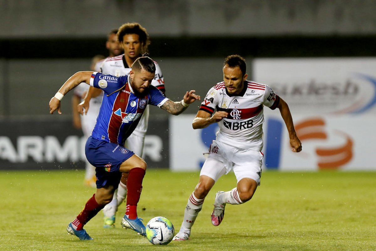 Flamengo dá show em campo e goleia Bahia no Brasileirão