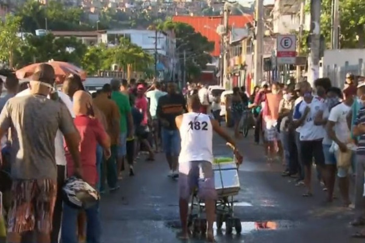 Agências da Caixa amanhecem com filas por toda a Bahia nesta quinta-feira (3)