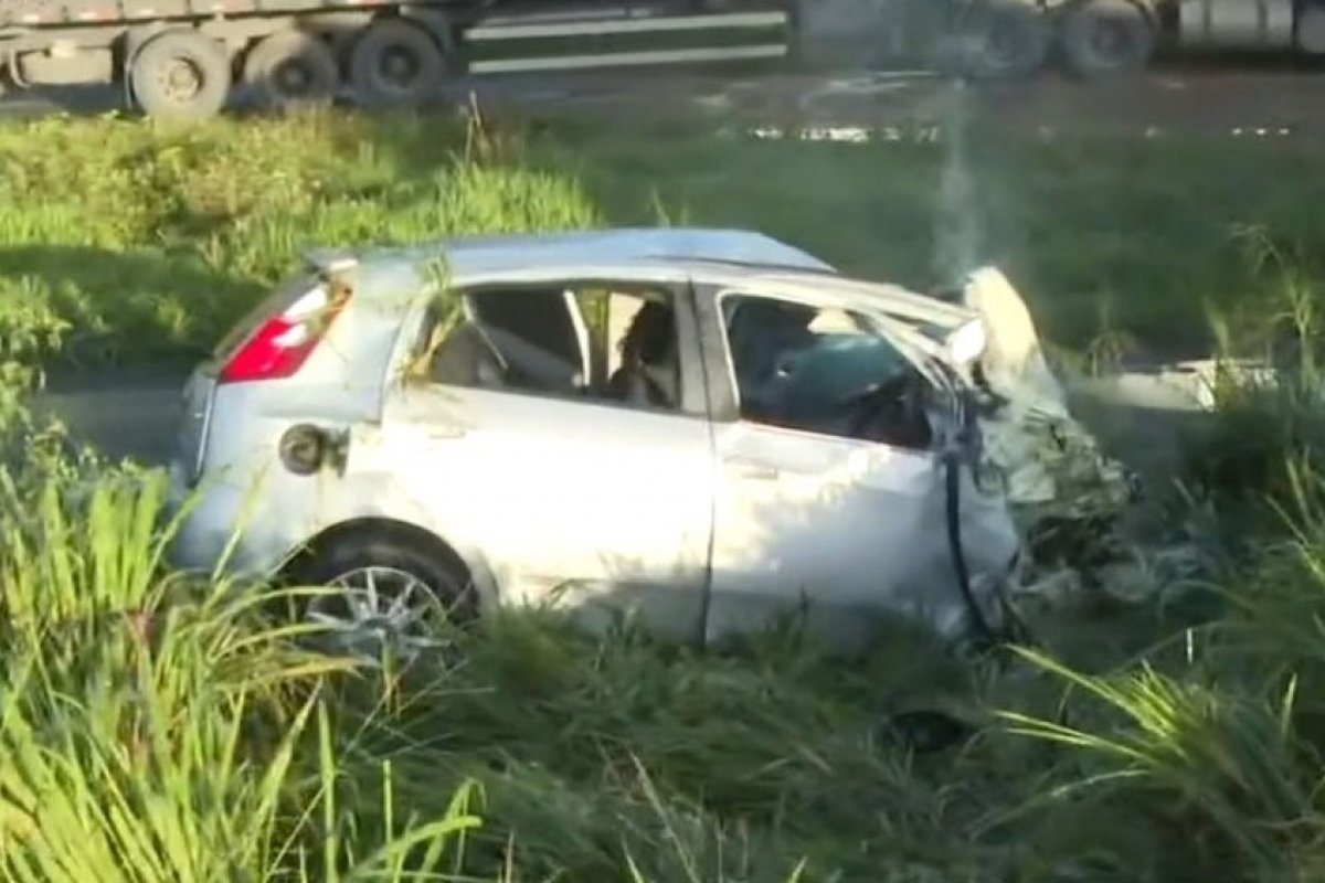 Motorista de carro morre em rodovia da Bahia após atingir cavalo