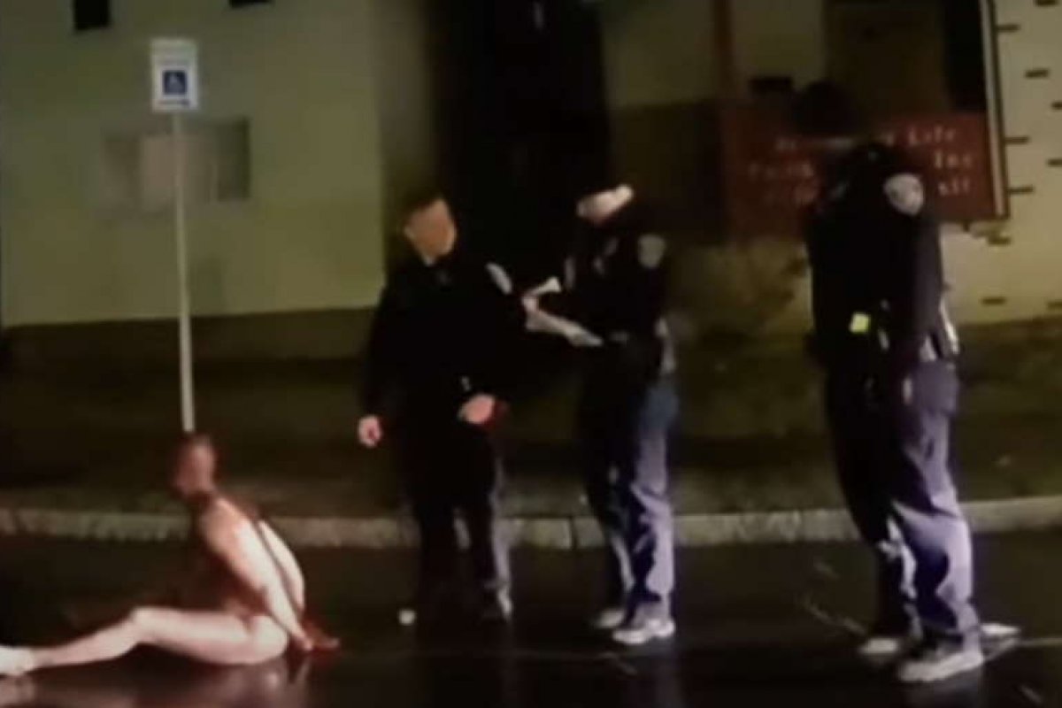 Policiais asfixiam homem negro com capuz nos Estados Unidos; vítima morreu