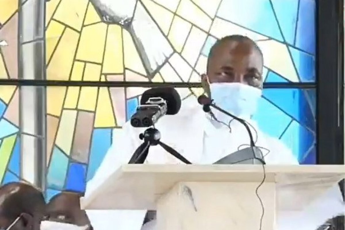 Veja vídeo: Padre morre após sofrer infarto durante missa transmitida pela internet