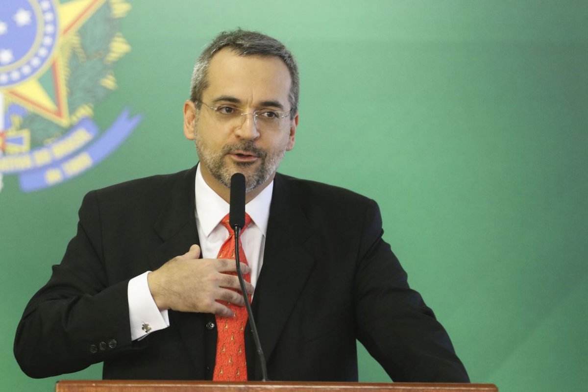 Ministro da Educação tira férias remuneradas depois de menos de quatro meses de atividade