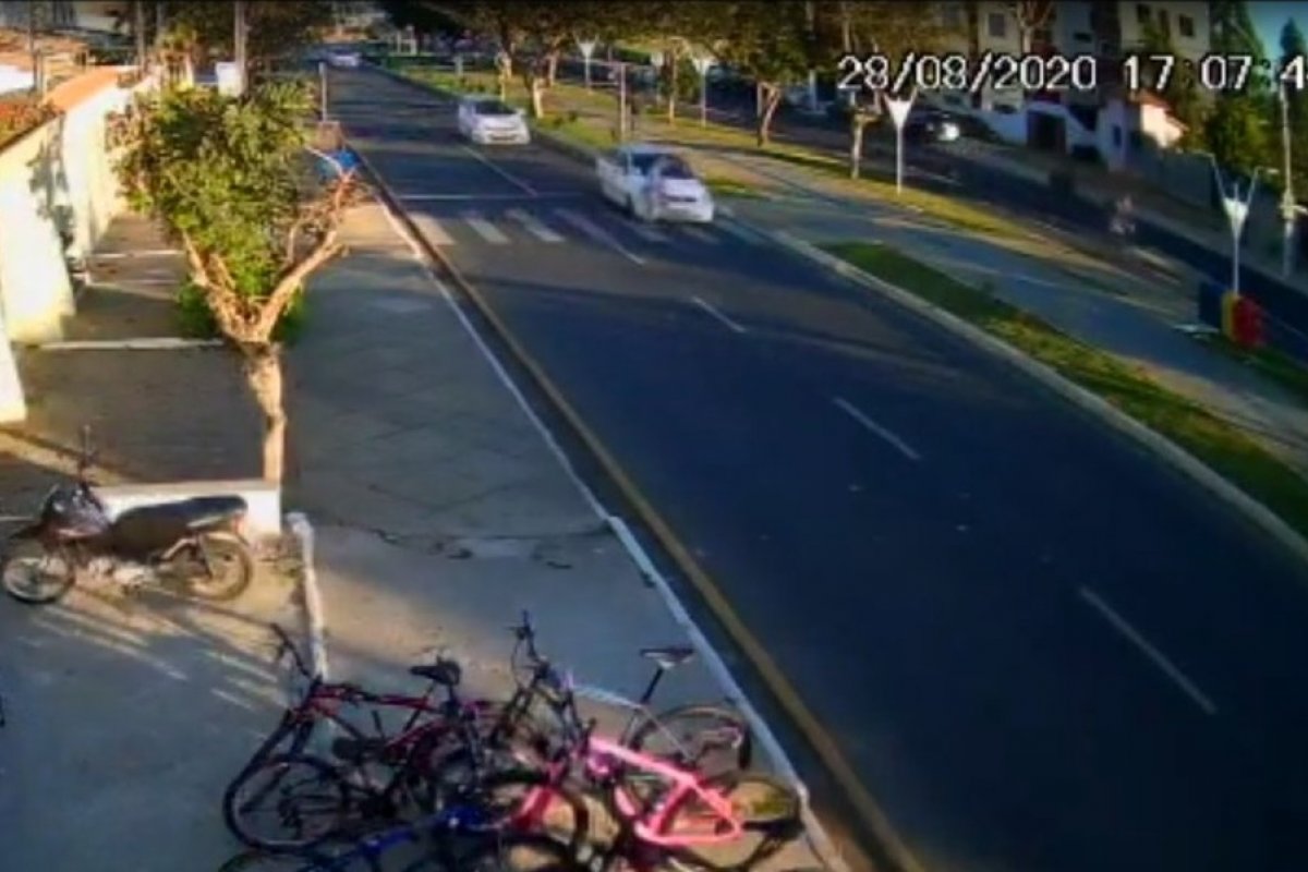 Vídeo: idosa é atropelada enquanto atravessava em faixa de pedestres no sul da Bahia