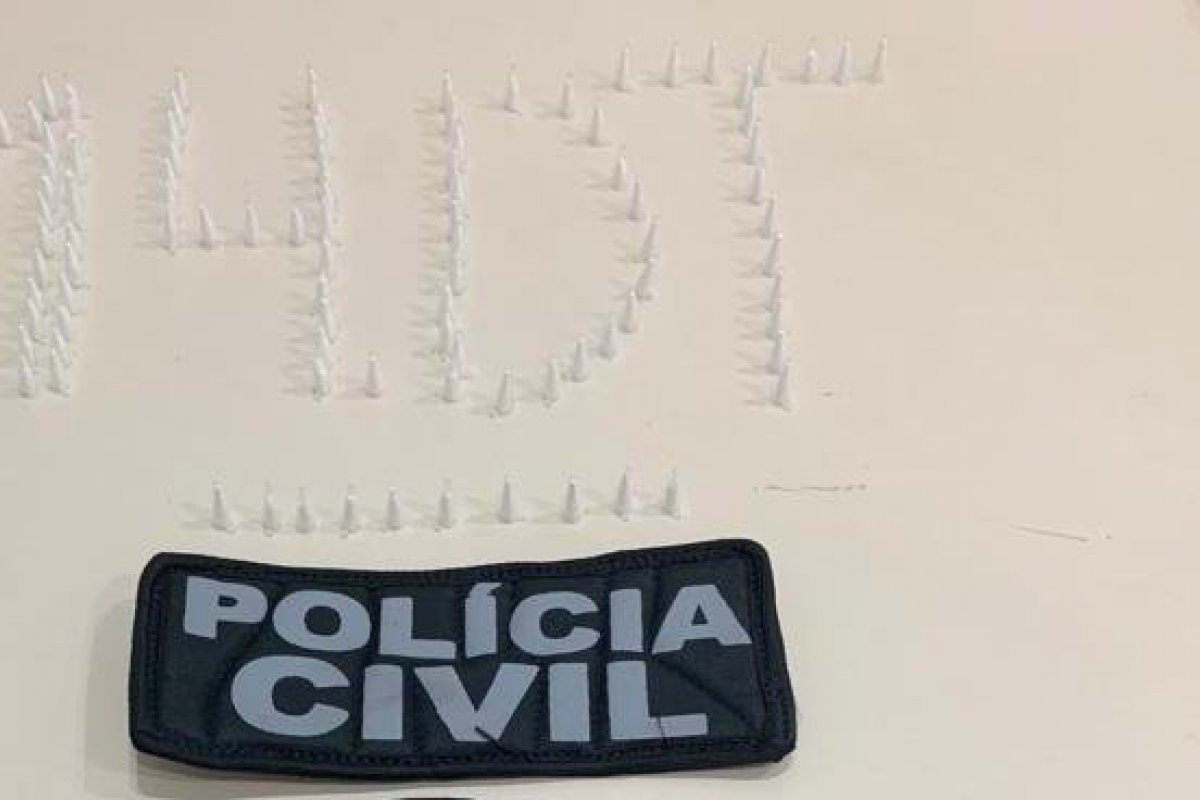 Homem é preso em flagrante com pinos de cocaína na Barra