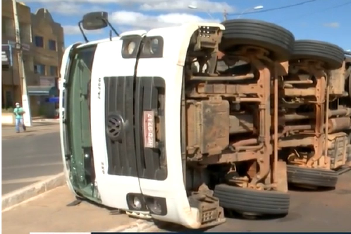 Carreta que transportava caminhão betoneira tomba em Barreiras
