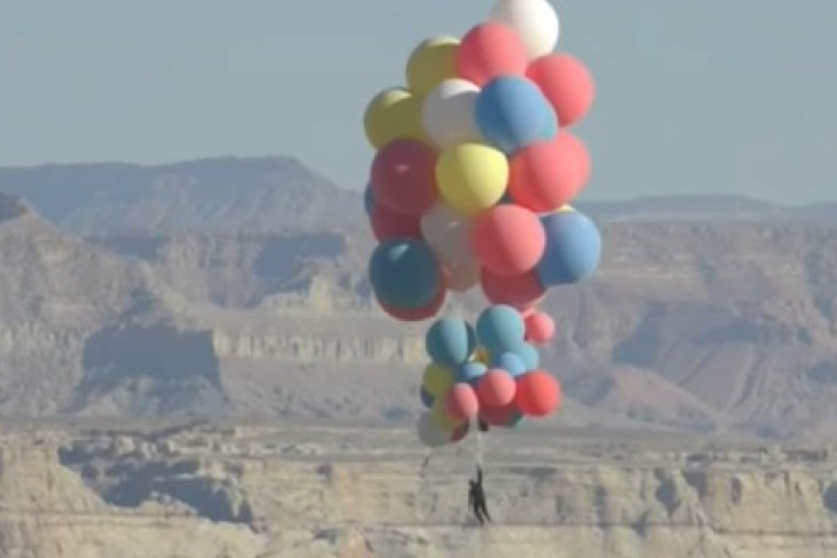 Vídeo: mágico faz voo com mais de 50 balões de gás hélio no Arizona (EUA)