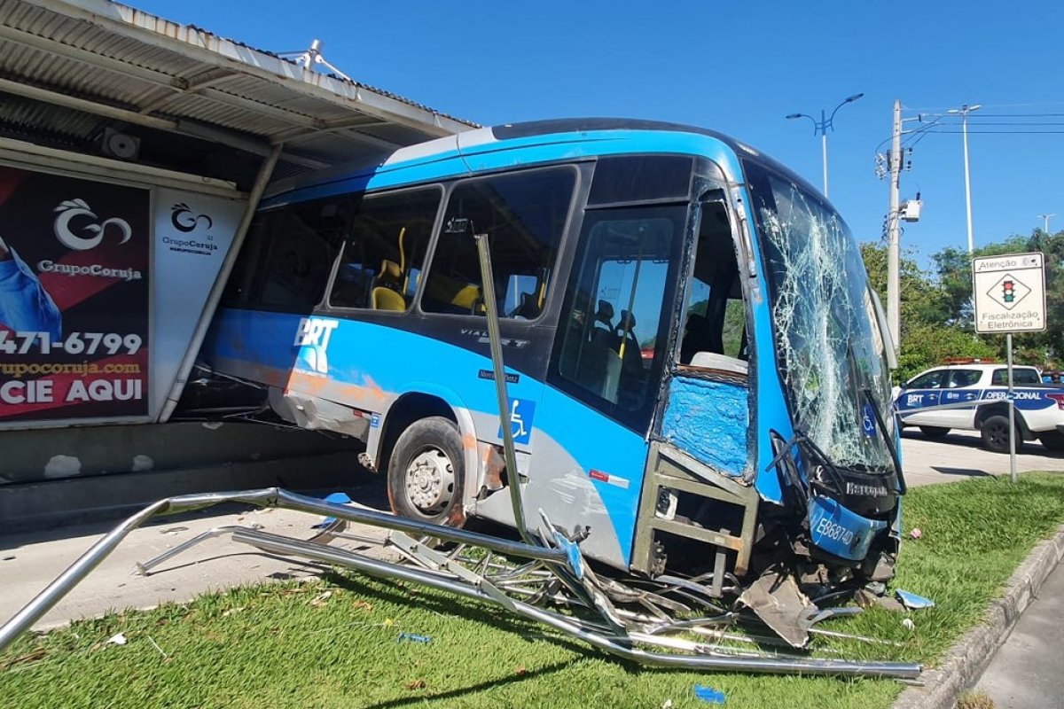 Ônibus invade estação do BRT no Rio de Janeiro e deixa 15 feridos