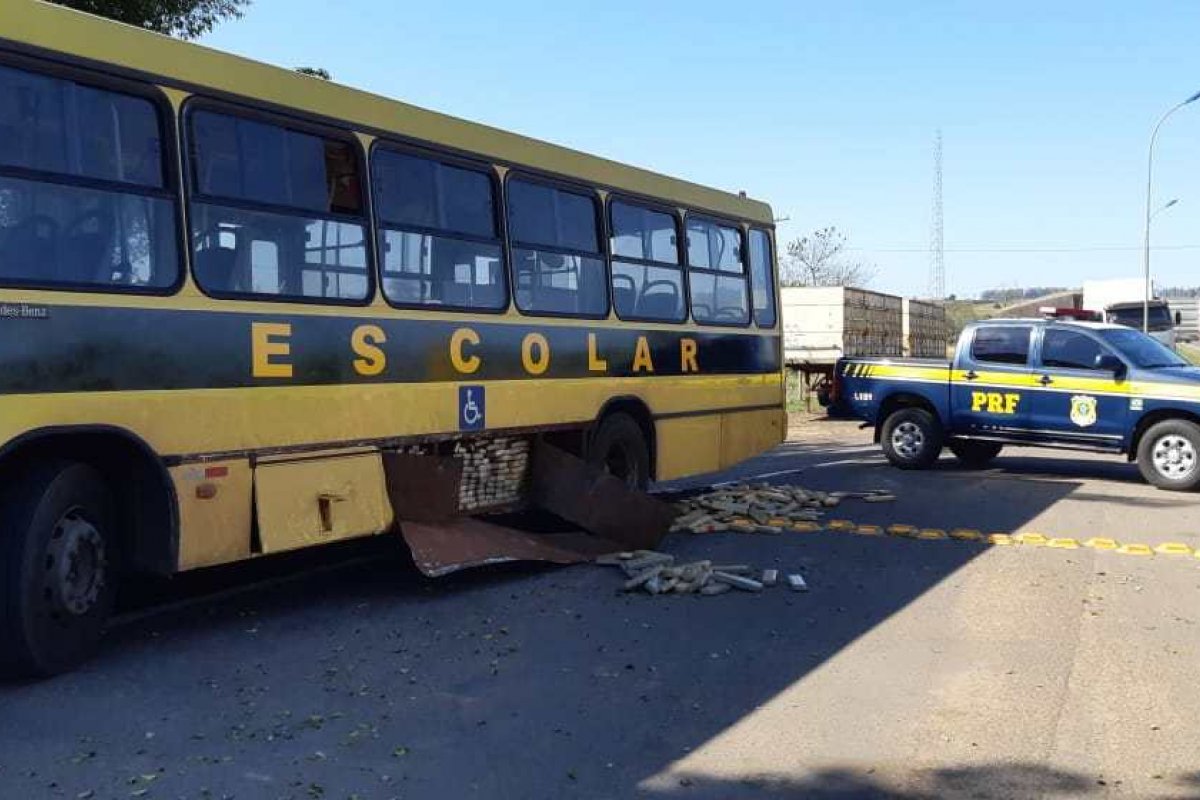 PRF apreende quase uma tonelada de maconha em falso ônibus escolar