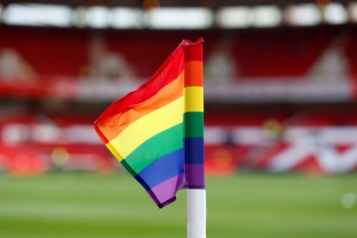 Central LGBT de denúncia de discriminação no futebol é lançada no Brasil