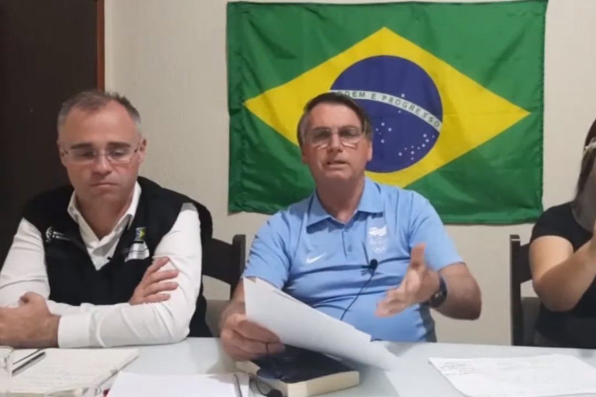 "Não consigo matar esse câncer chamado ONG", diz Bolsonaro