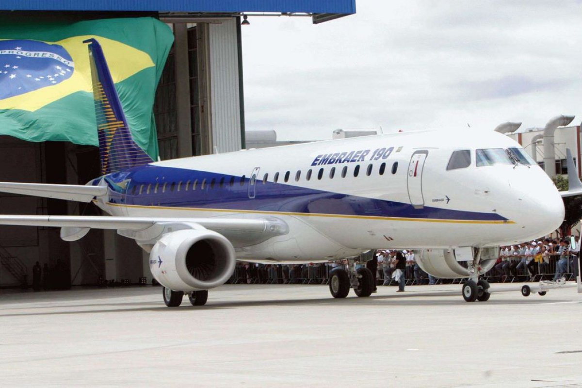 Após demissões, funcionários da Embraer entram em greve