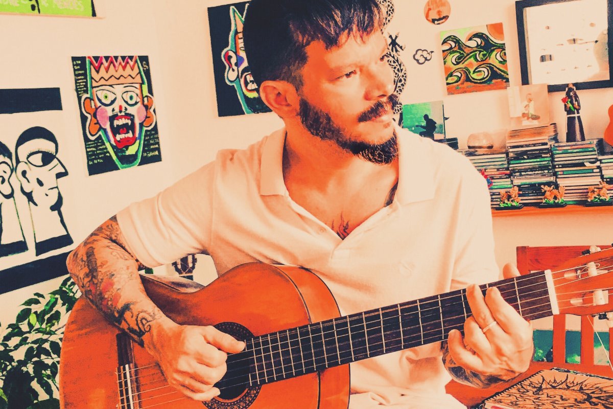 Cantor e compositor baiano Andre L.R. Mendes lança "Insubmissão aos Urubus", usando o realismo para falar sobre os dias atuais