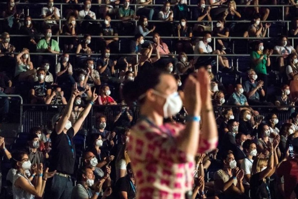 Cantor alemão se apresenta em local fechado e cientistas testam contágio do coronavírus