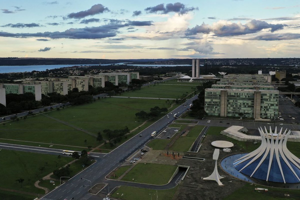 Governo planeja cortar até 19 mil comissionados por meio da reforma administrativa