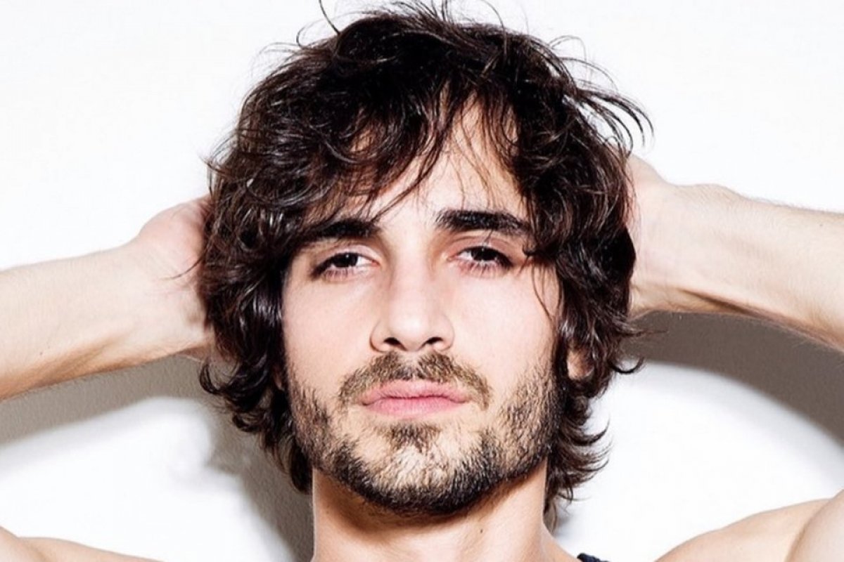 Fiuk mostra peitoral e fãs se agitam