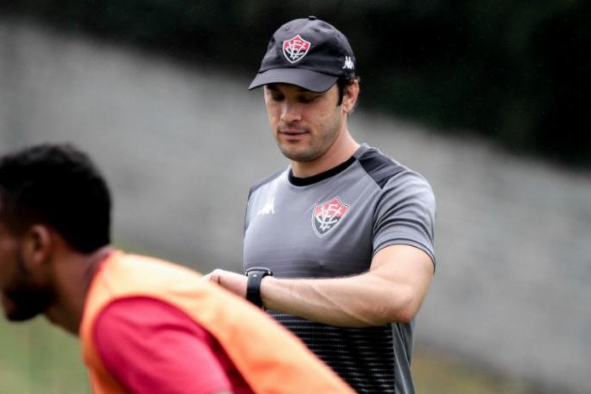 "Pretendemos manter uma base, para ganhar o sentido de conjunto", disse Pivetti sobre time titular do Vitória