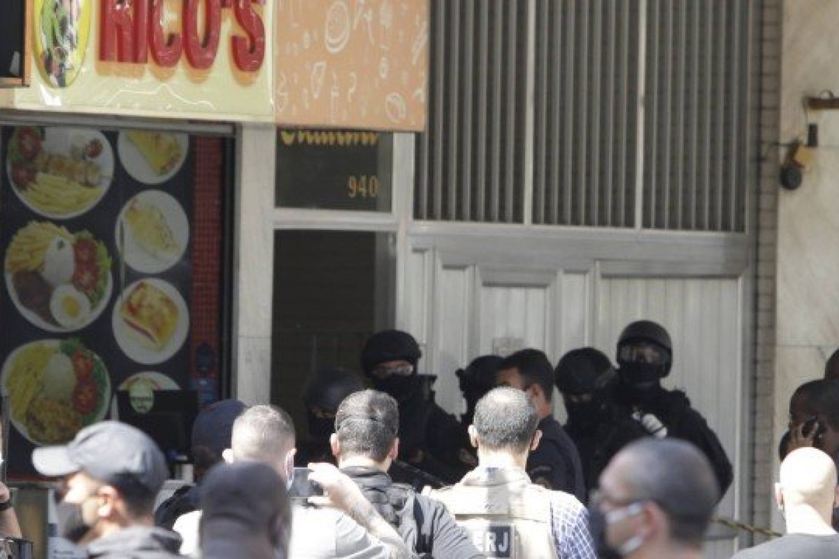 Bope resgata mulher refém em lanchonete no Rio de Janeiro