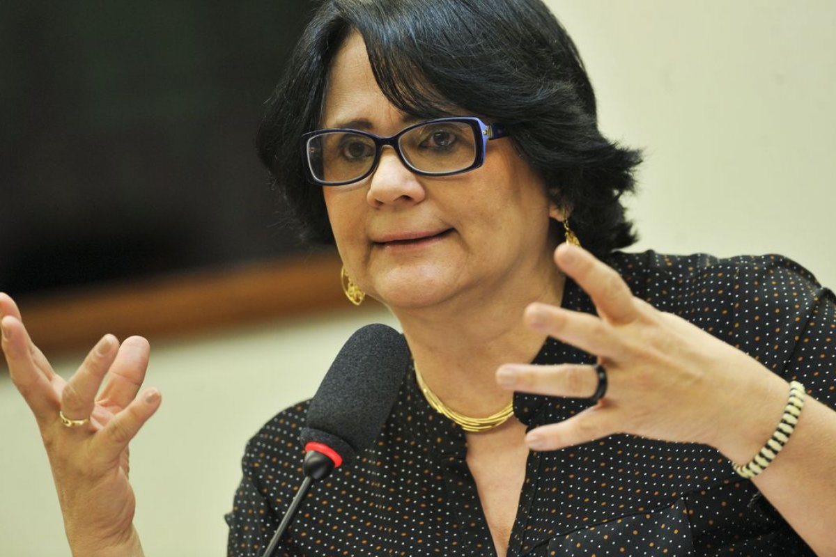 Damares Alves usa redes para cobrar deputadas federais de oposição ao governo
