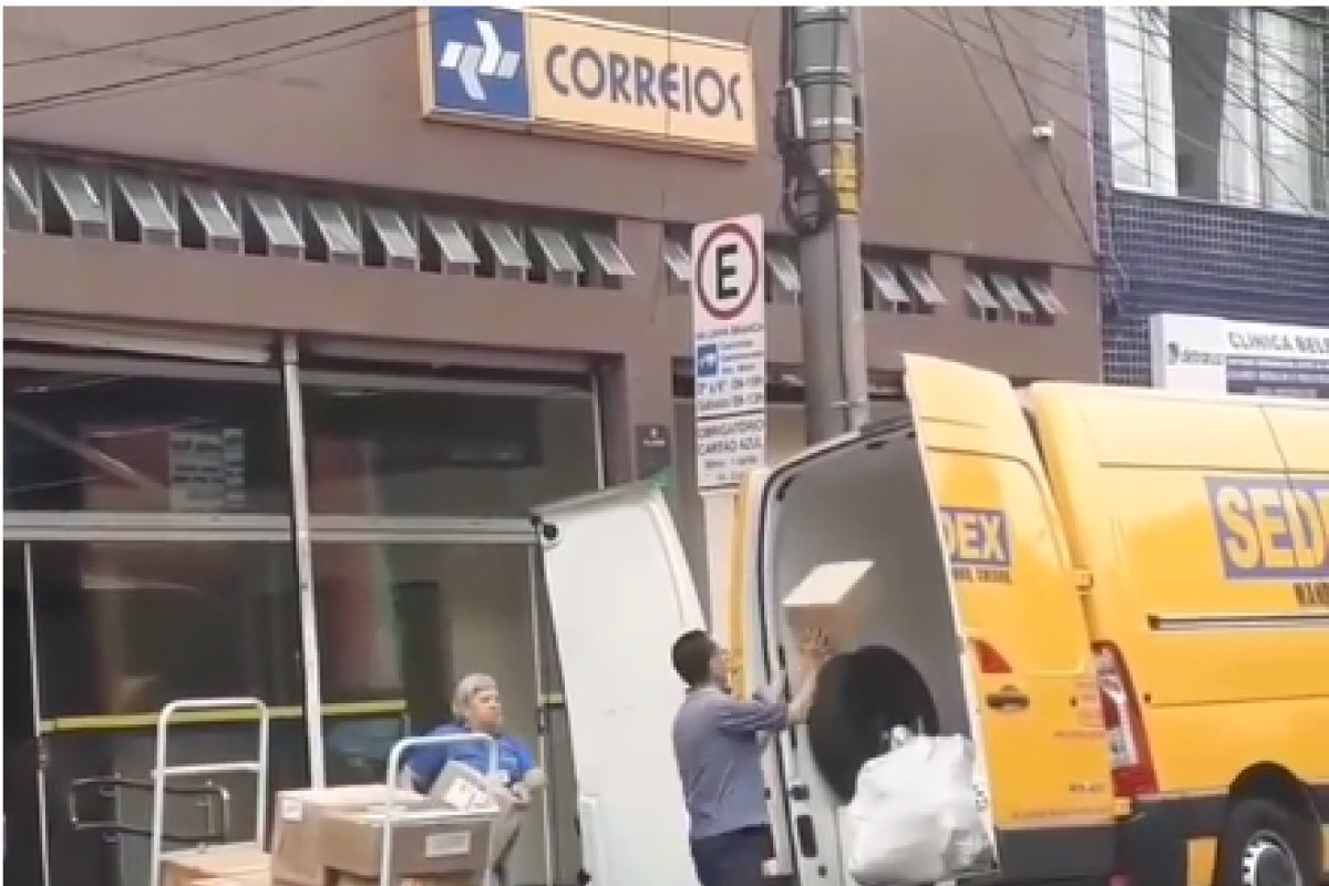 Vídeo: funcionário dos Correios é flagrado jogando encomendas dentro de carro