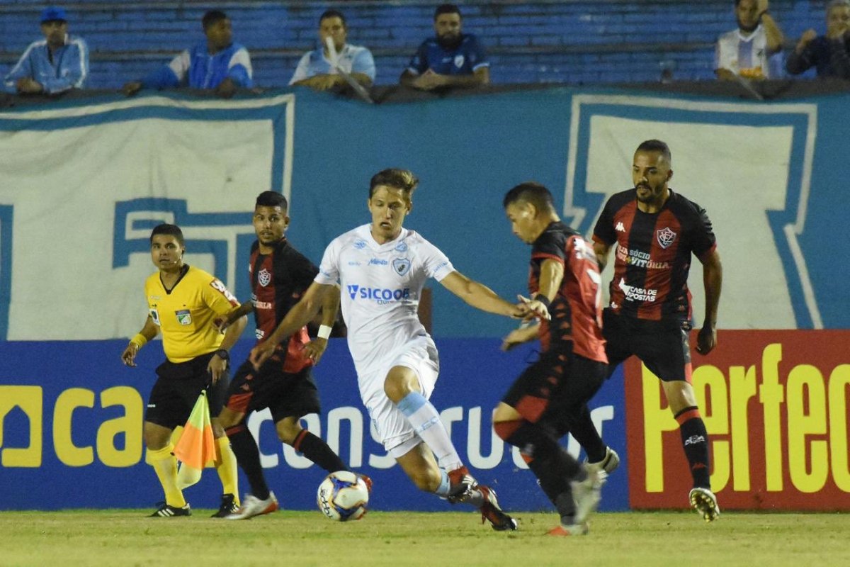 Vitória perde para Londrina e segue em situação delicada na Série B